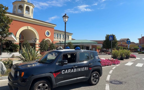 Rissa al centro commerciale di Serravalle Scrivia: sei le persone coinvolte, ferito un minorenne
