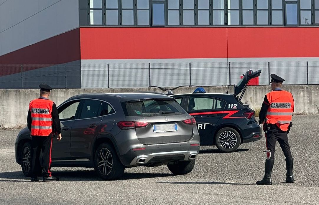 Controlli nel Novese: scatta la denuncia per una donna armata di coltello e un ladro di carrelli
