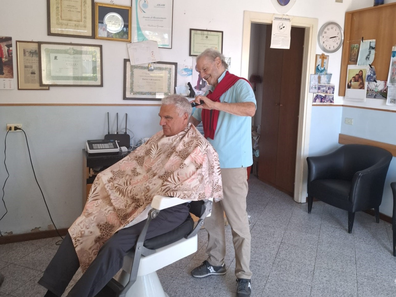 L’87enne Peppino-Galeass, per l’ultima volta, fa barba e capelli all’ex ministro Balduzzi