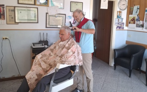 L’87enne Peppino-Galeass, per l’ultima volta, fa barba e capelli all’ex ministro Balduzzi