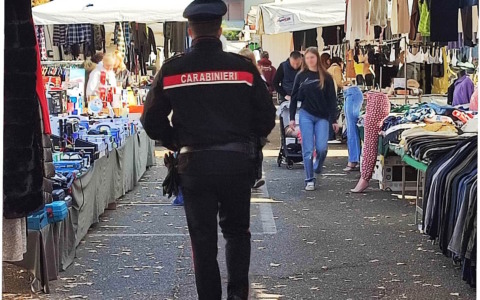 Tortona, pattuglia a piedi dei Carabinieri nei mercati rionali