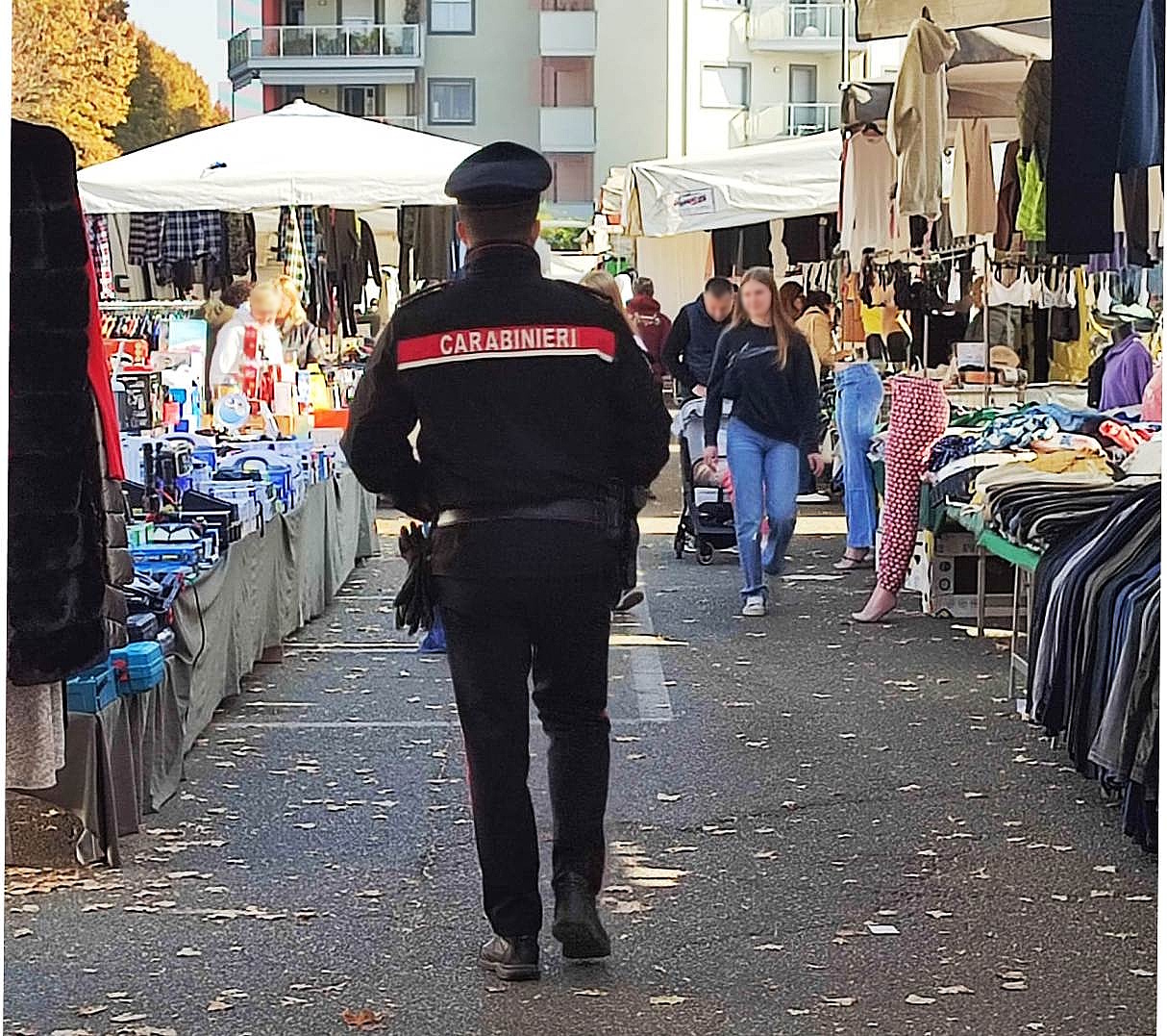 Tortona, pattuglia a piedi dei Carabinieri nei mercati rionali