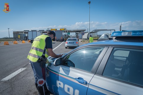 Sopresi alla guida mentre usano il cellulare: 7 patenti ritirate nell’Alessandrino
