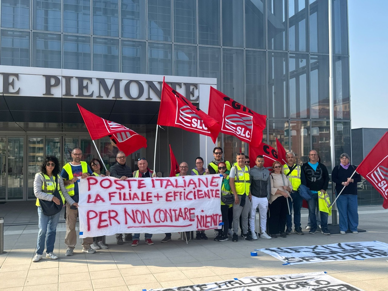 I lavoratori di Postalcoop in presidio davanti al palazzo della Regione Piemonte