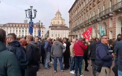 Lavoratori di igiene ambientale davanti alla Prefettura di Torino per lo sciopero nazionale