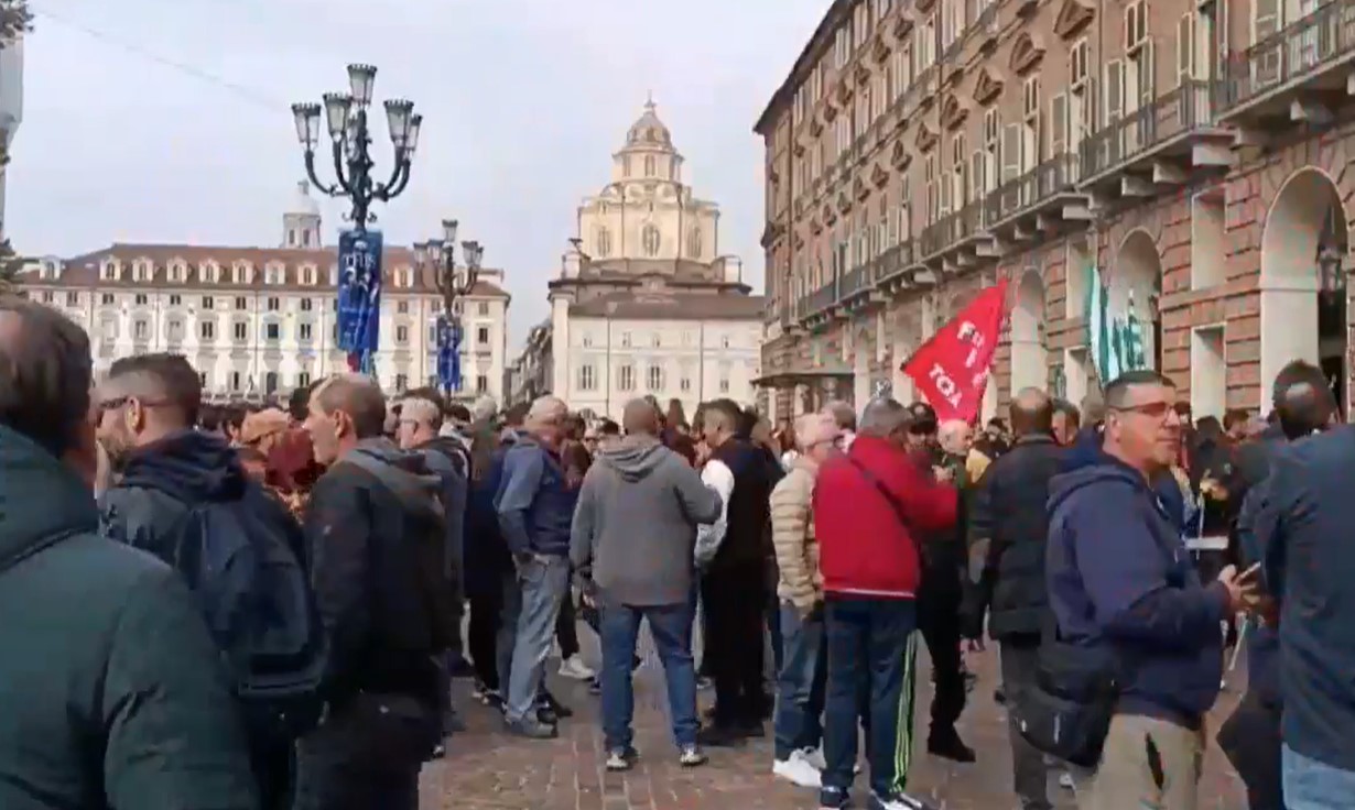 Lavoratori di igiene ambientale davanti alla Prefettura di Torino per lo sciopero nazionale