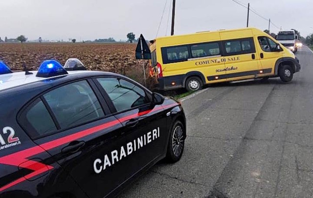 Scuolabus finisce fuori strada a Sale: illesi autista e studenti a bordo