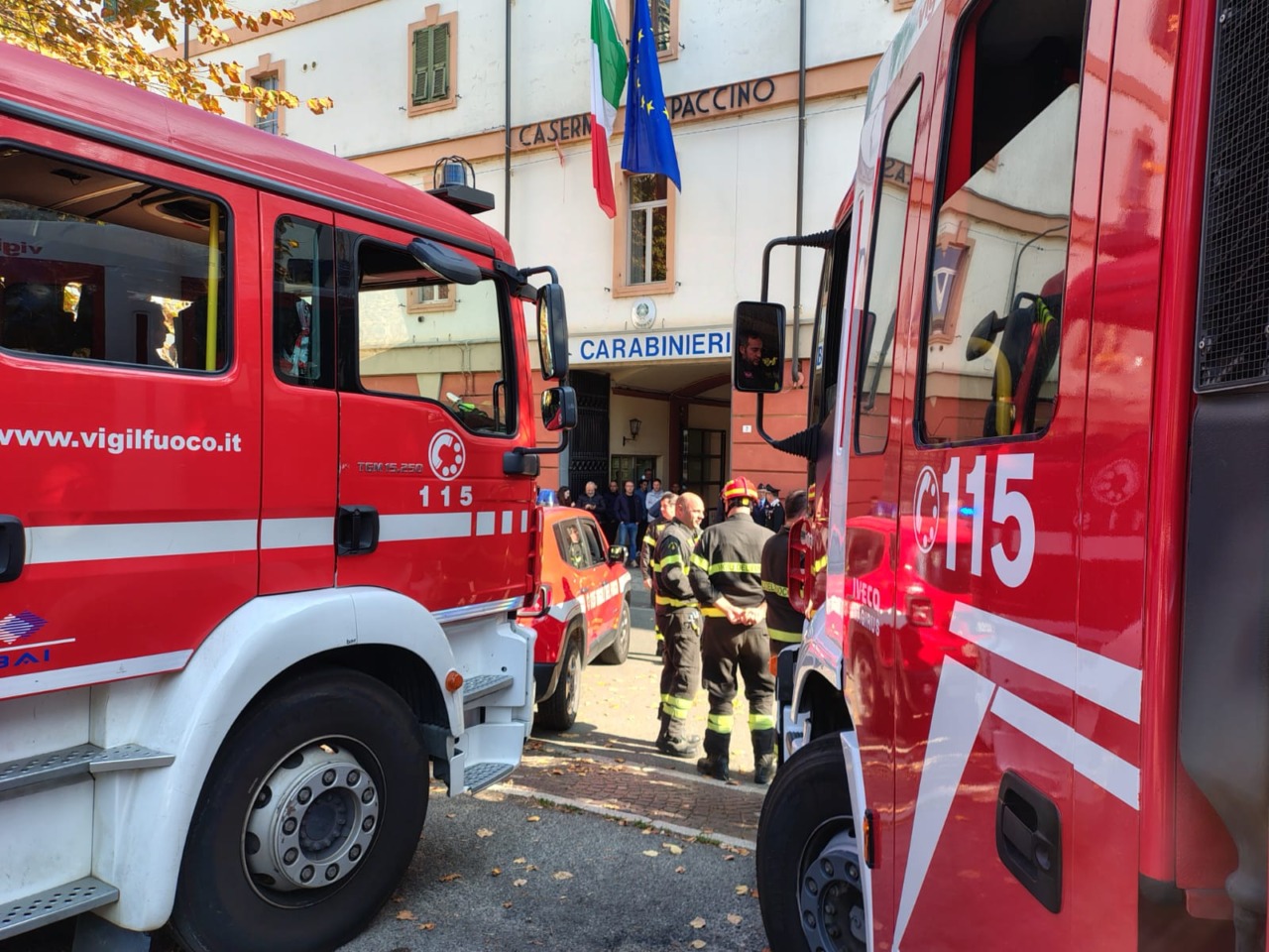 Dramma Castel D’Azzano: l’omaggio dei Vigili del Fuoco di Alessandria davanti alla caserma dei Carabinieri