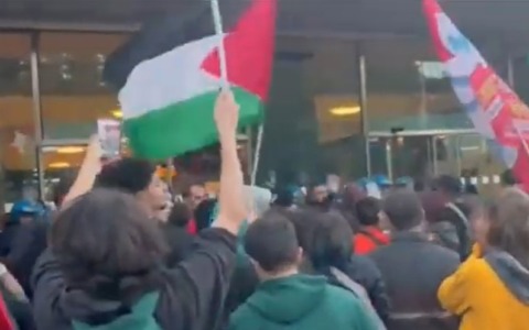Tensioni ad Alessandria: manifestanti pro Gaza tentano di entrare in stazione