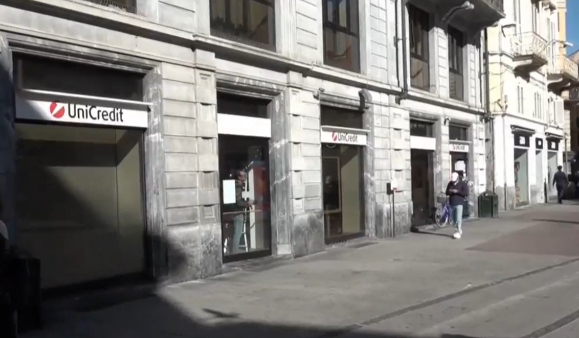Chiusura momentanea l’Unicredit in piazzetta della Lega ad Alessandria per la rottura di una tubatura