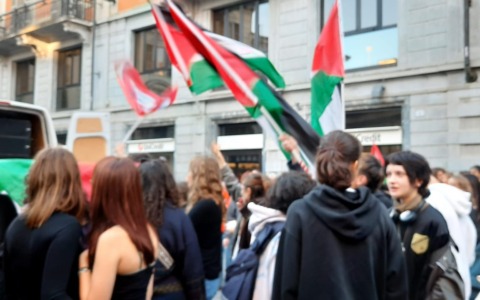 Giovani sempre più violenti che gridano alla pace facendo la guerra