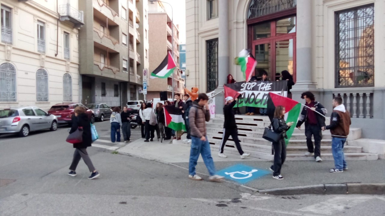 Al liceo Eco di Alessandria gli studenti bloccano l’ingresso: lite tra Rossa e Novelli