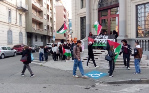 Al liceo Eco di Alessandria gli studenti bloccano l’ingresso: lite tra Rossa e Novelli