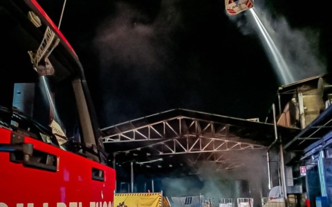 Incendio nella notte alla Teksid Aluminium di Carmagnola: sul posto anche tecnici di Arpa