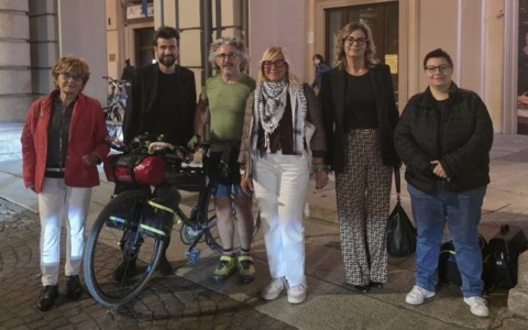 Alessandria, delegazione per accogliere Fulvio Oberto, impegnato in pedalata per Gaza