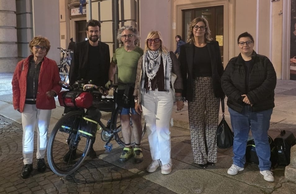 Alessandria, delegazione per accogliere Fulvio Oberto, impegnato in pedalata per Gaza