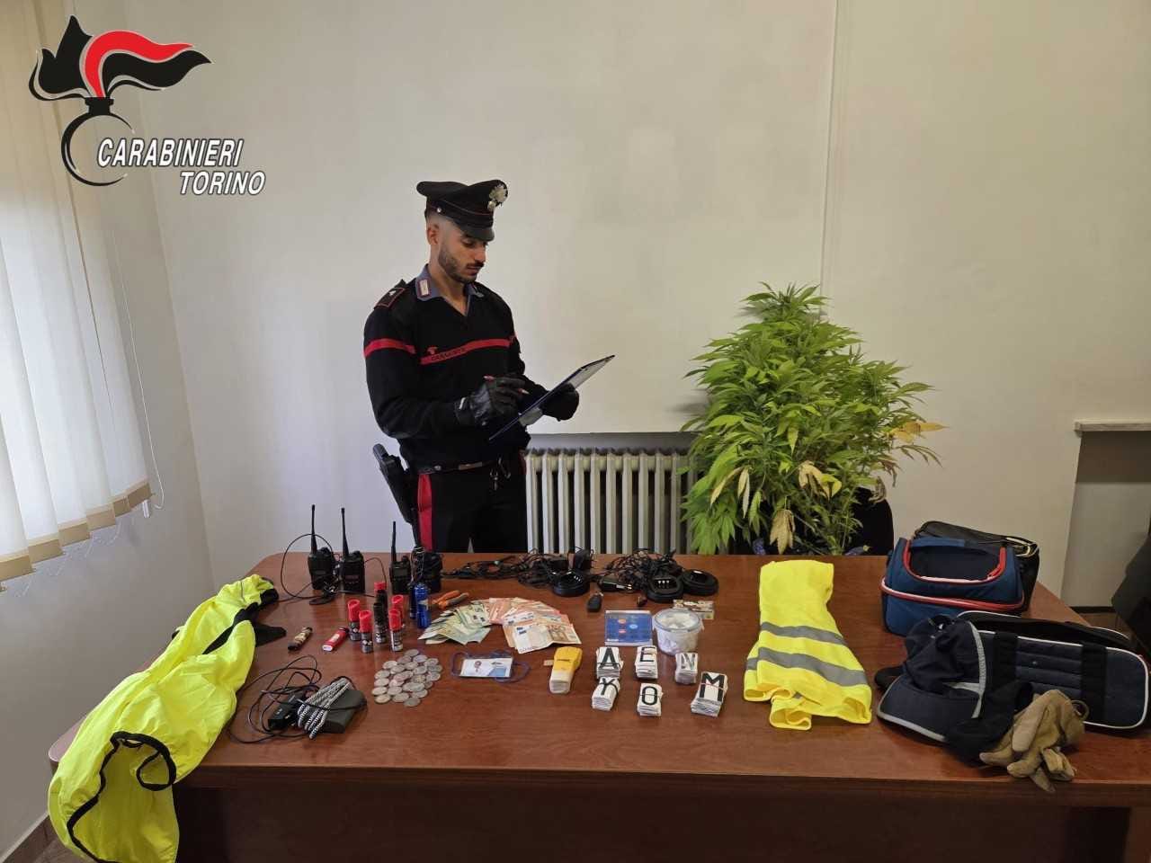 Kit del truffatore trovato in due case dell’Eporediese: denunciate tre persone