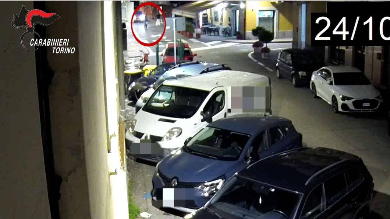 Torino, arrestati dai carabinieri i due ladri con la refurtiva addosso: erano al bar