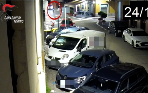 Torino, arrestati dai carabinieri i due ladri con la refurtiva addosso: erano al bar