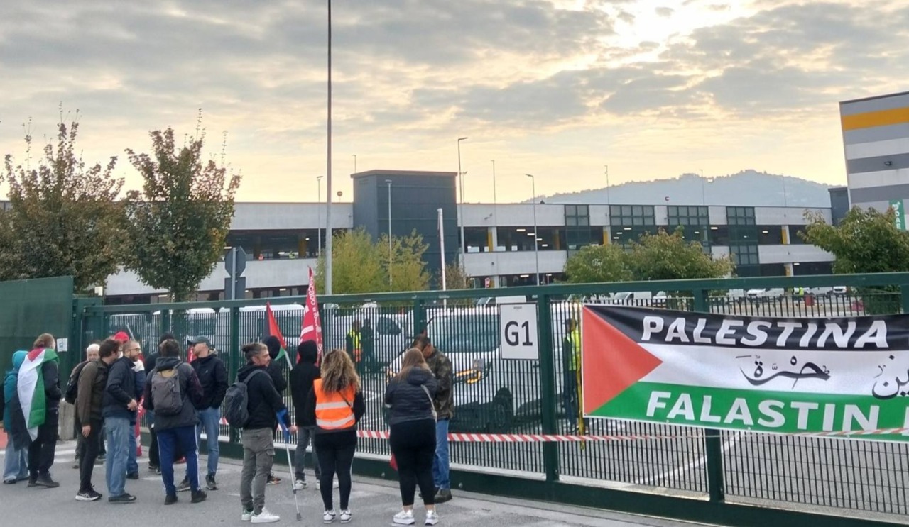 A Brandizzo i manifestanti bloccano il centro di distribuzione Amazon