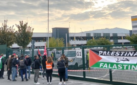 A Brandizzo i manifestanti bloccano il centro di distribuzione Amazon