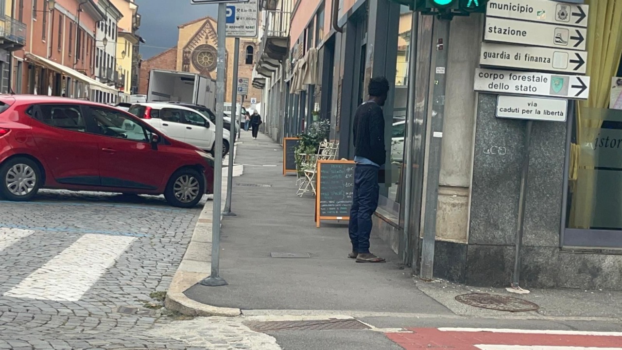 Chivasso, aveva urinato contro il muro di un locale: extracomunitario arrestato per violenza sessuale