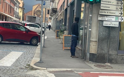 Chivasso, aveva urinato contro il muro di un locale: extracomunitario arrestato per violenza sessuale