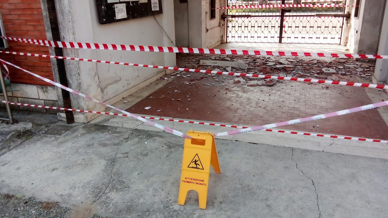 Al cimitero di Spinetta Marengo crolla parte del soffitto