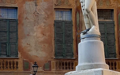 Novi Ligure, la Fontana del Sale in piazza Dellepiane in blu per l’iniziativa “Go Blue” dell’Unicef