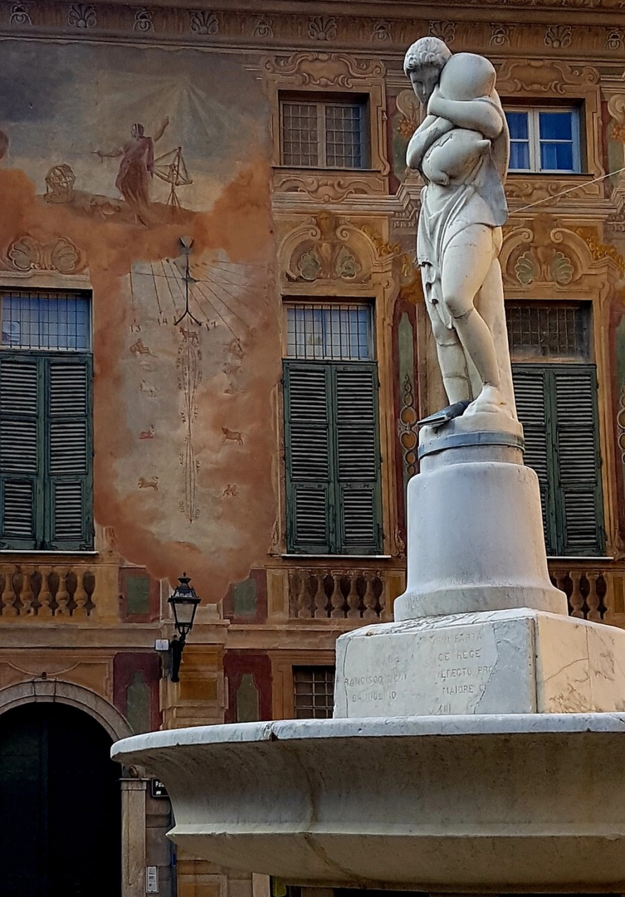 Novi Ligure, la Fontana del Sale in piazza Dellepiane in blu per l’iniziativa “Go Blue” dell’Unicef