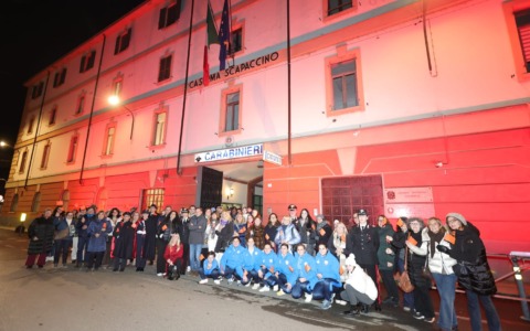 Inaugurata la panchina arancione davanti alla Caserma dei Carabinieri di Alessandria