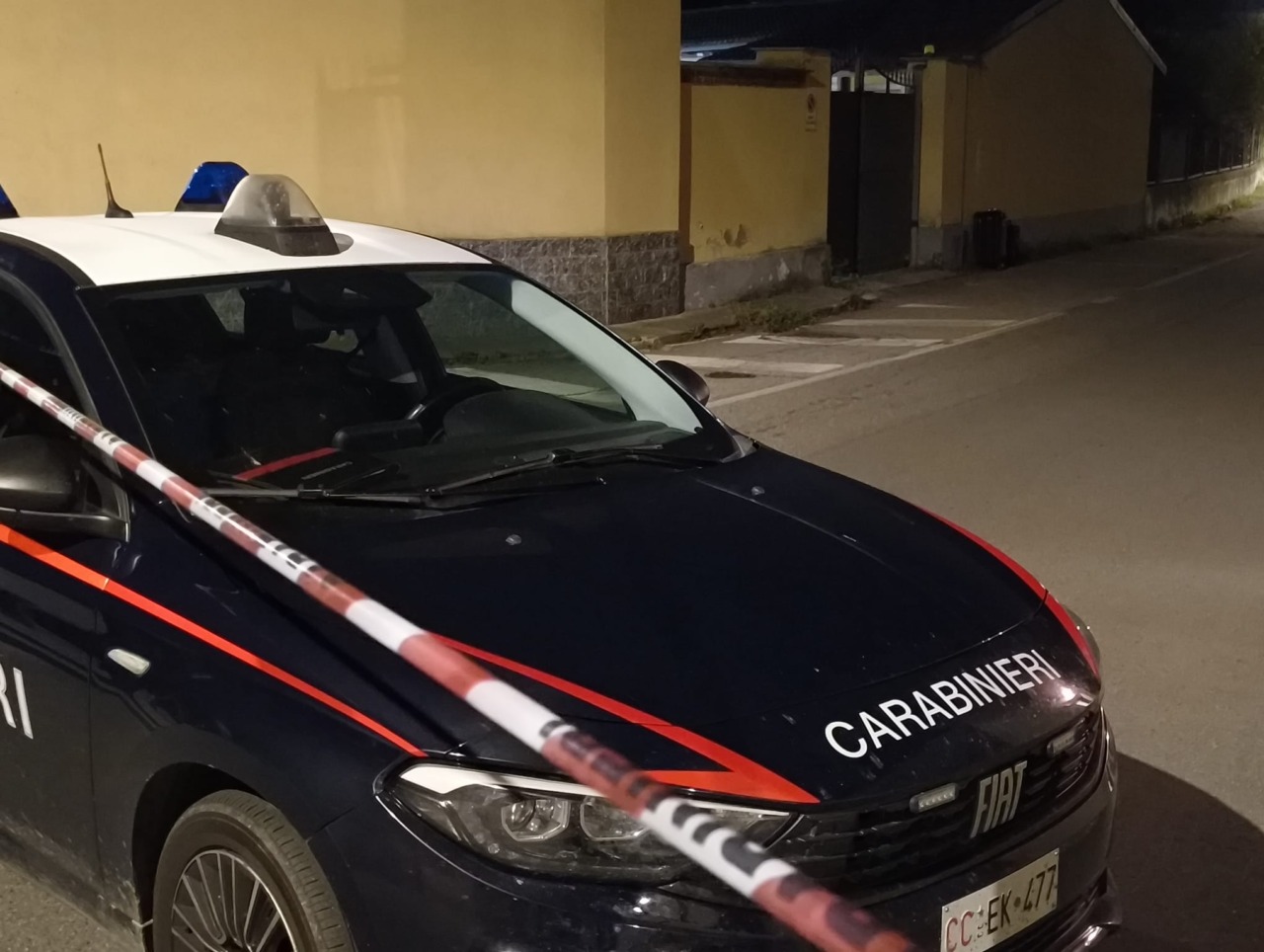 Allarme bomba a Crescentino: due valigie abbandonate, scritte con minacce sui muri