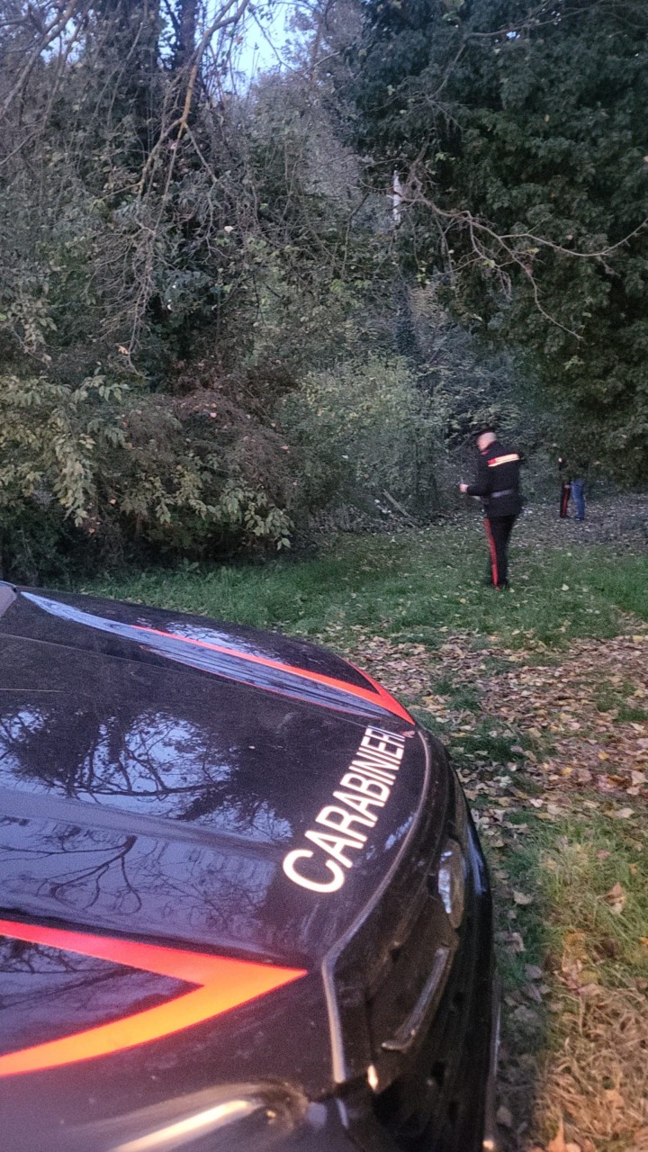 Uomo senza fissa dimora trovato morto lungo l’argine del Tanaro a Pavone