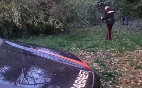 Uomo senza fissa dimora trovato morto lungo l’argine del Tanaro a Pavone