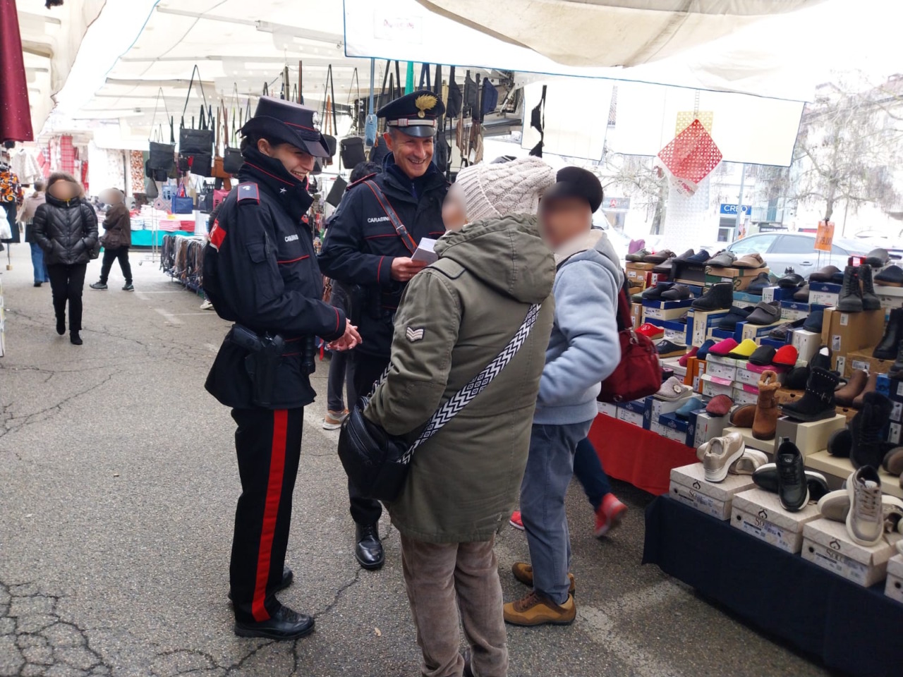 Casale, pattuglia a piedi dei Carabinieri per i mercati rionali
