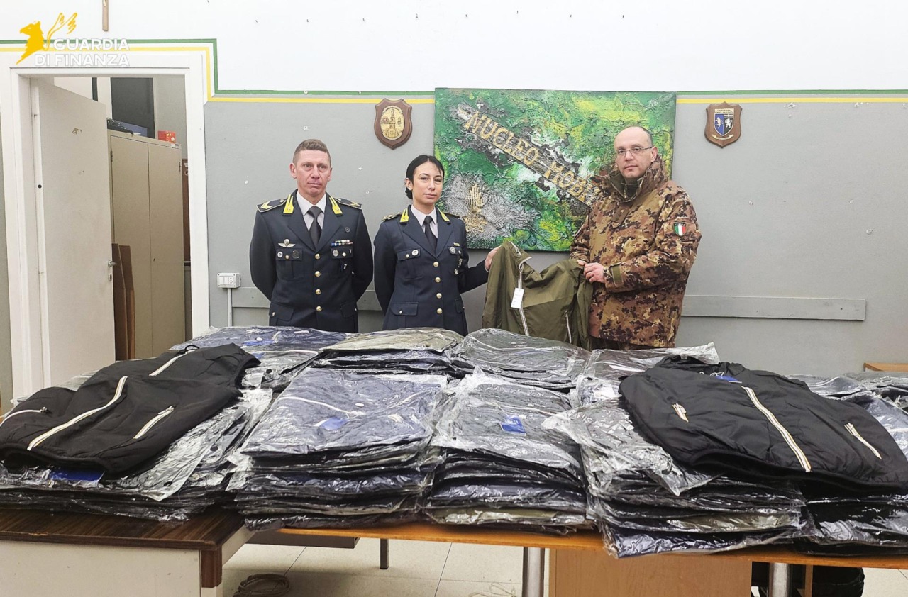 La Guardia di Finanza di Tortona dona ai più bisognosi oltre 300 giubbini contraffatti sequestrati