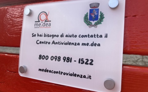 Due nuove panchine rosse a San Giorgio Monferrato e nel nuovo parco di Carrosio