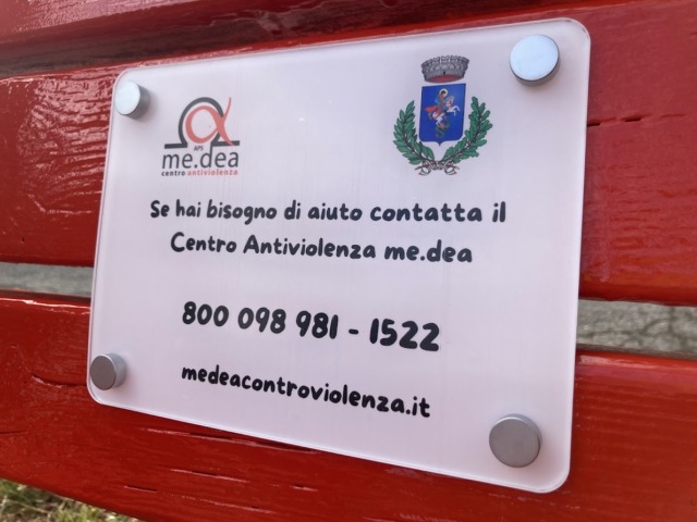 Due nuove panchine rosse a San Giorgio Monferrato e nel nuovo parco di Carrosio