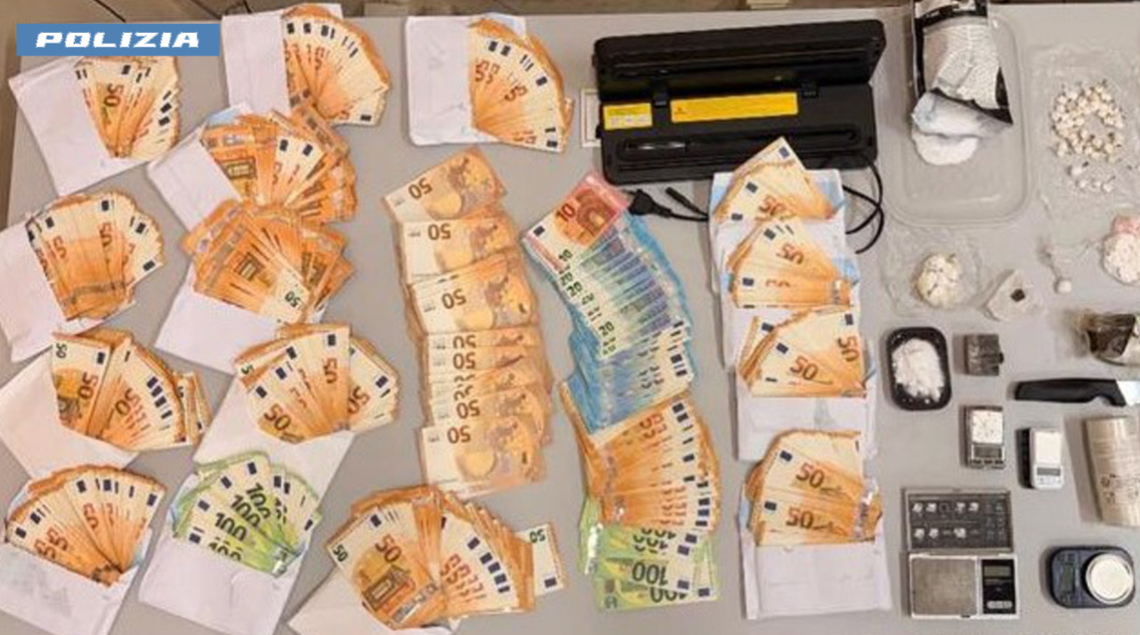 Perquisizioni nel Torinese: trovate armi e droga in una cantina. Arrestate due persone a Venaria Reale