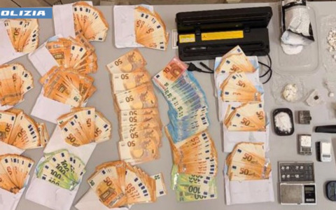 Perquisizioni nel Torinese: trovate armi e droga in una cantina. Arrestate due persone a Venaria Reale