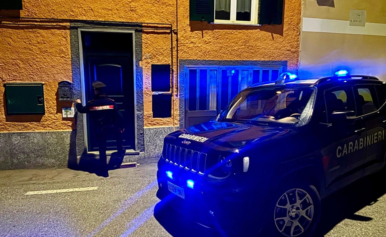 Tentano di sfondare la porta di un’abitazione a Novi Ligure: arrestate grazie alla segnalazione dei vicini
