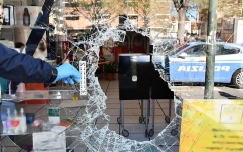 Sfonda con un tombino una vetrina in centro a Torino e ruba dei superalcolici: arrestato