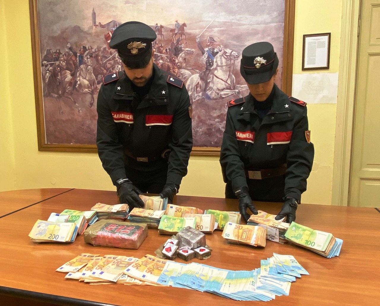 I Carabinieri di Tortona sequestrano un chilo di cocaina, mezzo chilo di hashish e 150 mila euro