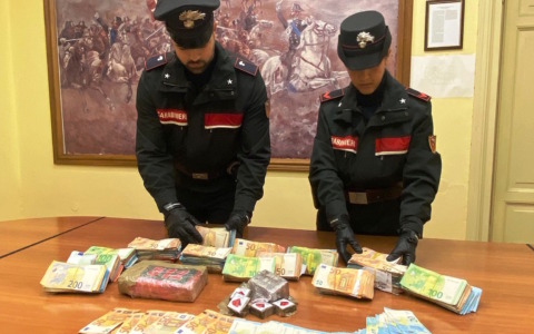 I Carabinieri di Tortona sequestrano un chilo di cocaina, mezzo chilo di hashish e 150 mila euro