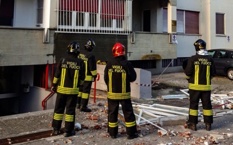 Esplosione in una palazzina a Rivarolo Canavese: sul posto 7 squadre dei Vigili del Fuoco