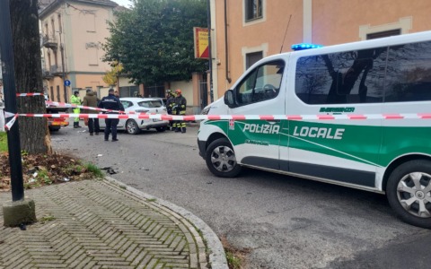 Incidente in viale Milite Ignoto ad Alessandria: auto ribaltata ma nessun ferito grave