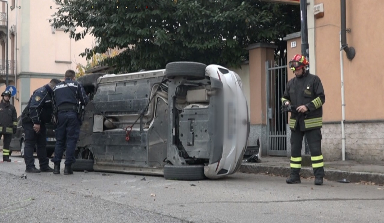 Incidente in viale Milite Ignoto ad Alessandria: auto ribaltata ma nessun ferito grave