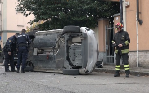 Incidente in viale Milite Ignoto ad Alessandria: auto ribaltata ma nessun ferito grave
