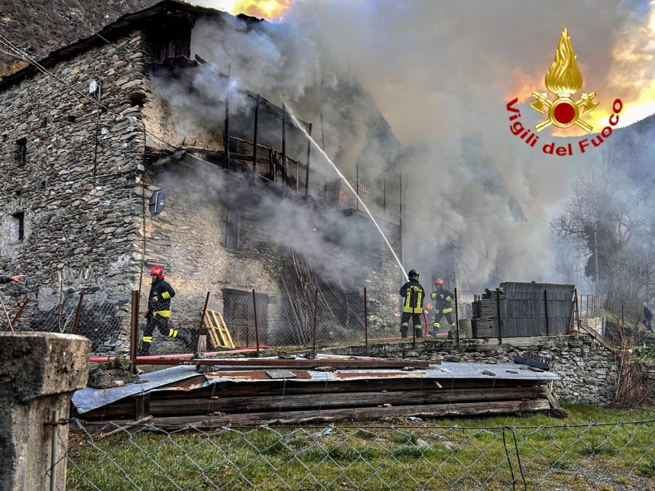 Incendio in un’abitazione a Novalesa, nel Torinese: vigili del fuoco sul posto