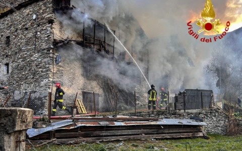 Incendio in un’abitazione a Novalesa, nel Torinese: vigili del fuoco sul posto